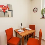 Nena Center Apartman *